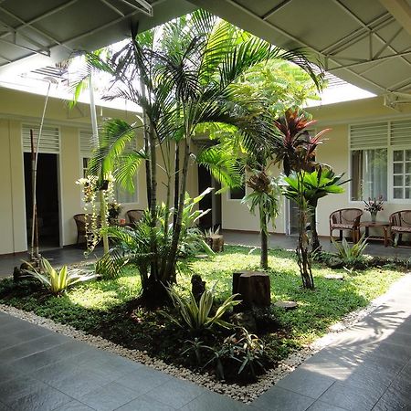 Gondia Guesthouse Джакарта Экстерьер фото